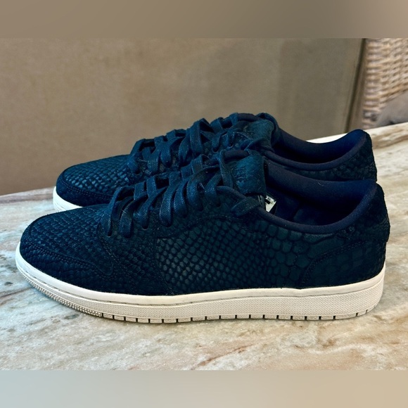 Women’s NIKE Jordan 1 Retro rare black python sneakers- no swoosh. Size 9 - Picture 8 of 11